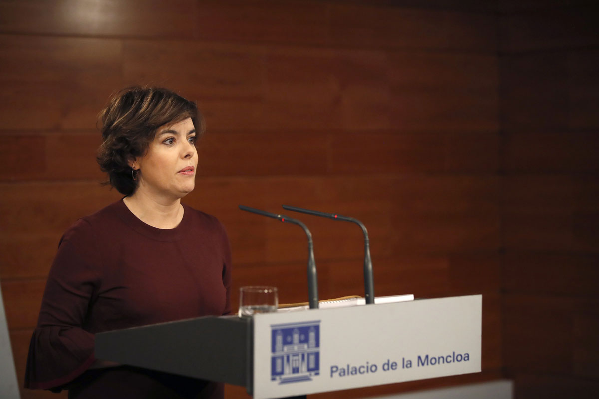 La vicepresidenta del Gobierno, Soraya Sáenz de Santamaría, durante su comparecencia esta noche en el Palacio de la Moncloa, en Madrid