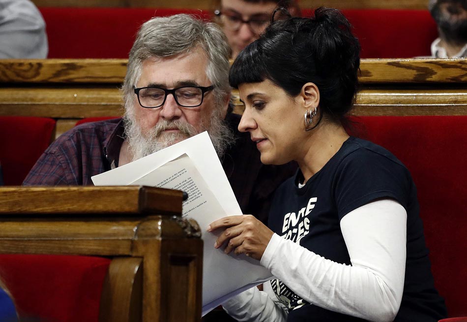 Los diputados de la CUP Anna Gabriel y Joan Garriga, una imagen que no se repetirá, al menos de momento