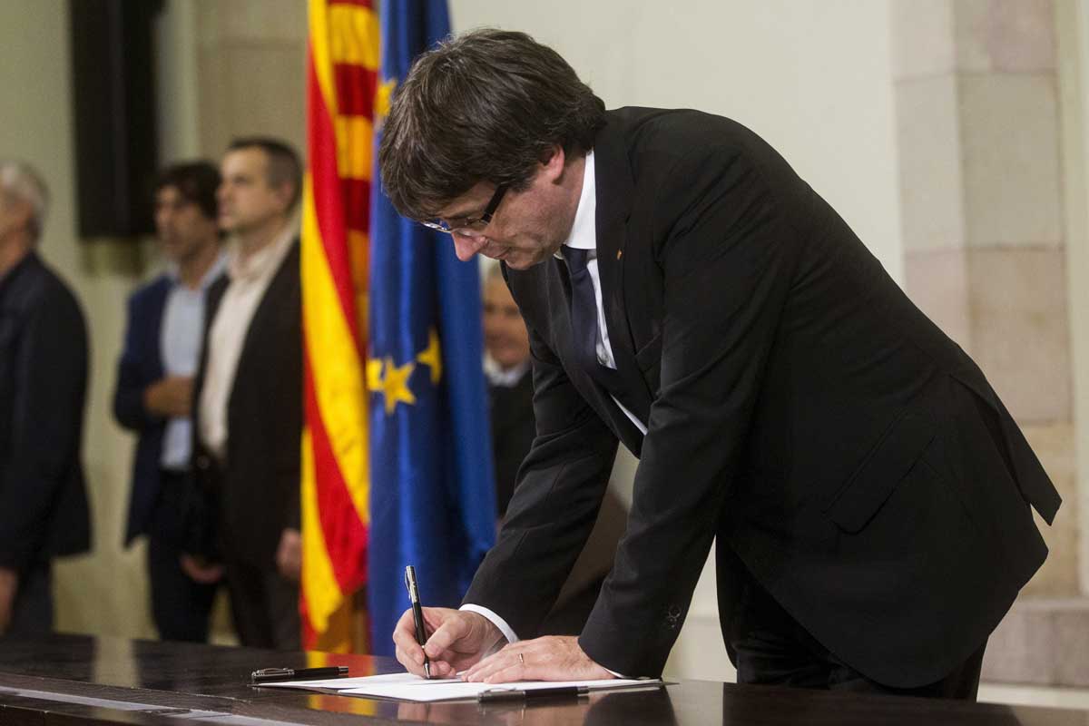 JxSí y CUP firman un documento que proclama la república catalana independiente