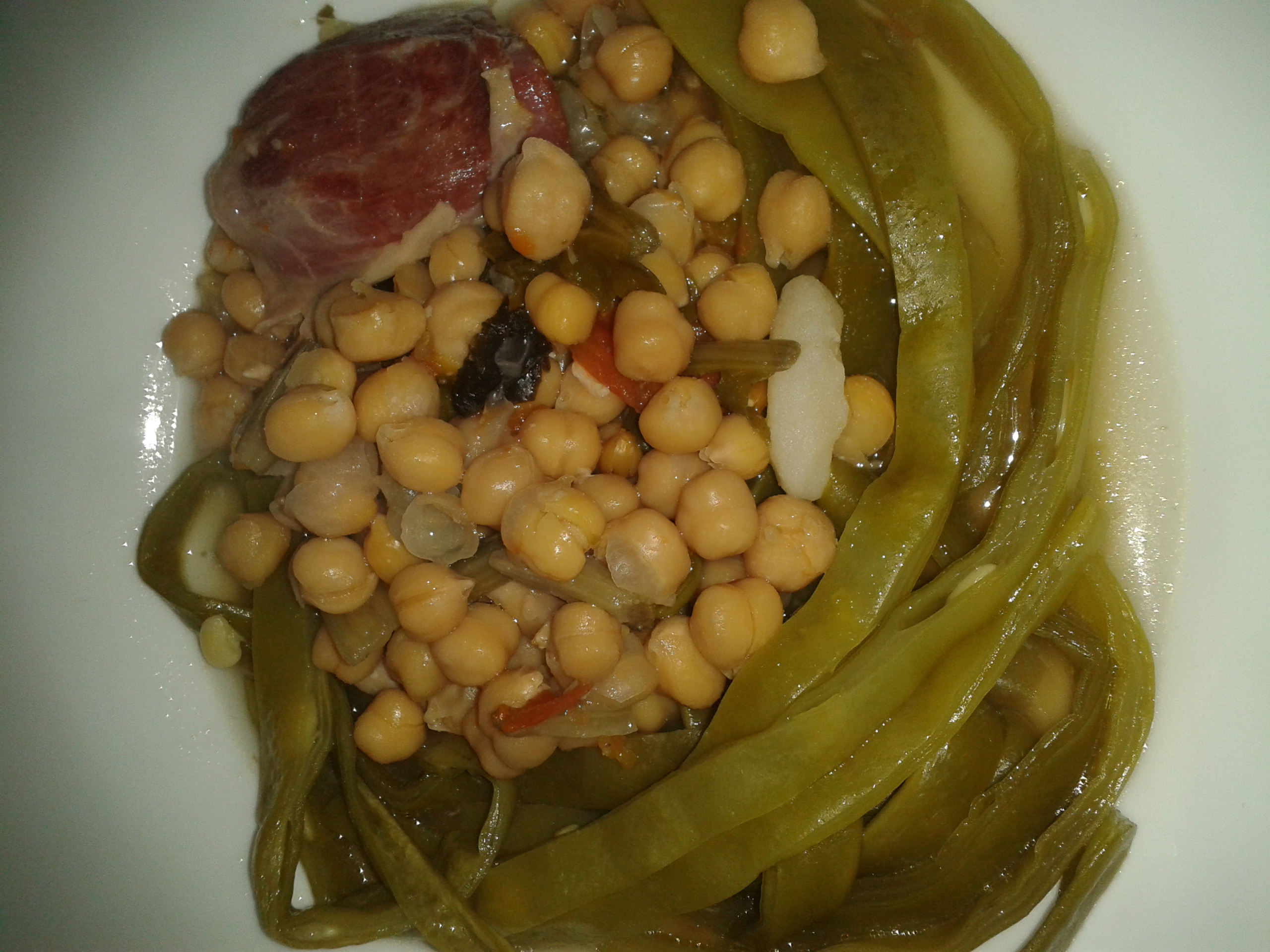 Garbanzos con judías verdes y huevos rellenos con salsa de tomate