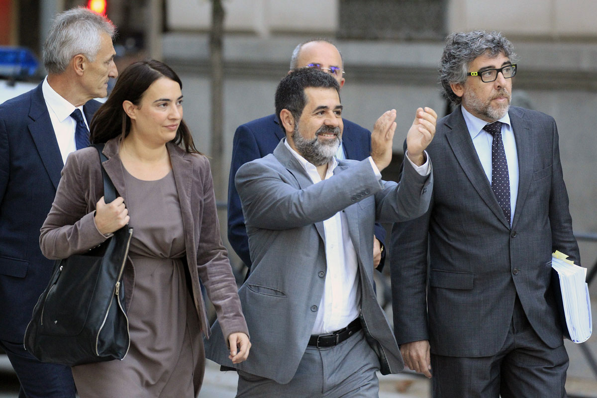 El presidente de la Asamblea Nacional Catalana (ANC), Jordi Sánchez (C), a su llegada a la Audiencia Nacional