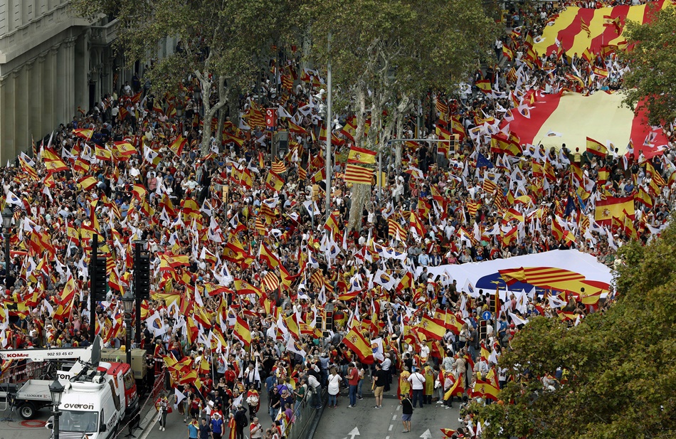 Manifestación este mediodía en Barcelona bajo el lema "Cataluña sí, España también", convocada por Societat Civil Catalana. 