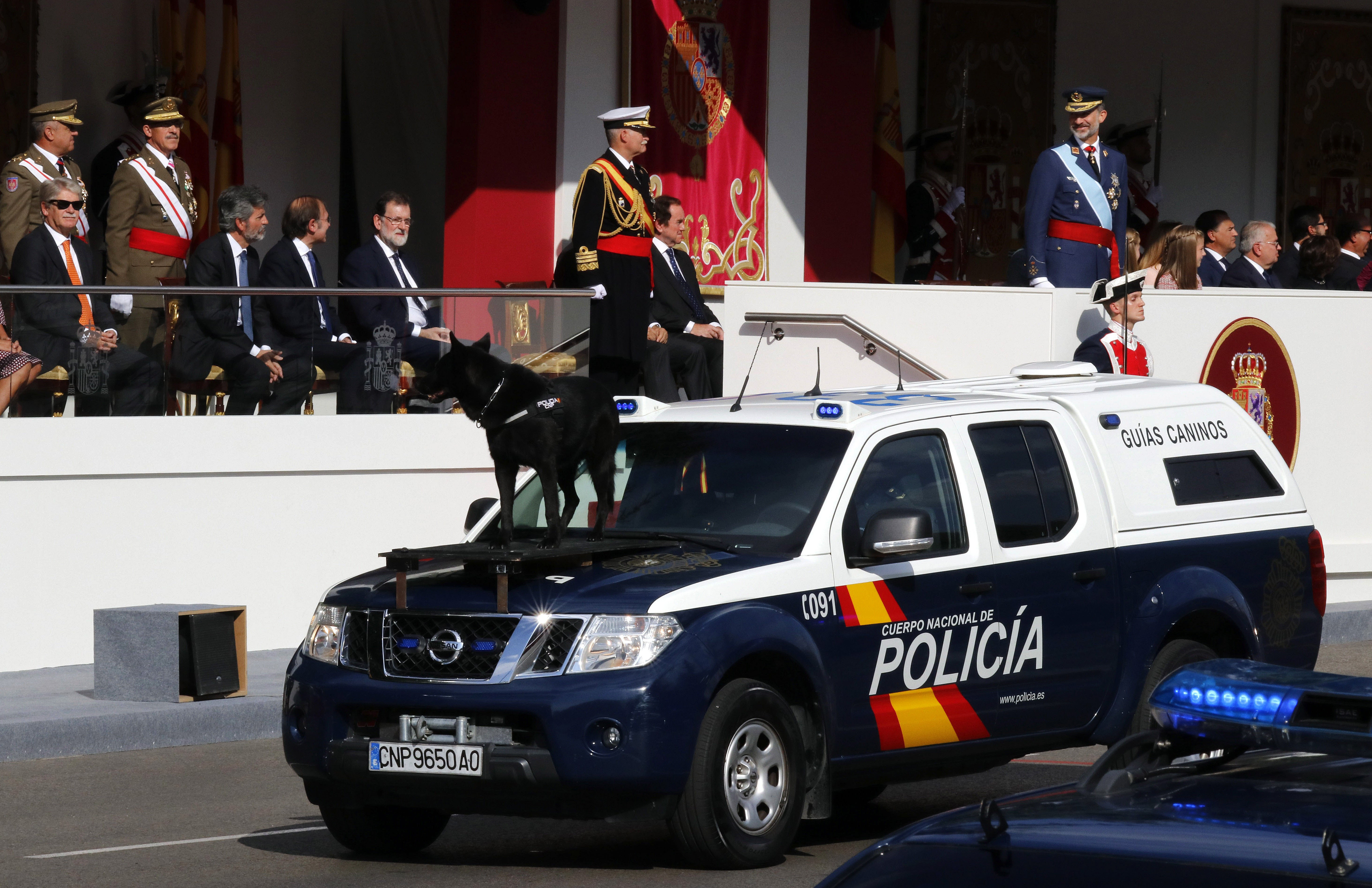 Un vehículo de guías caninos de la Policía Nacional participa en el desfile. 