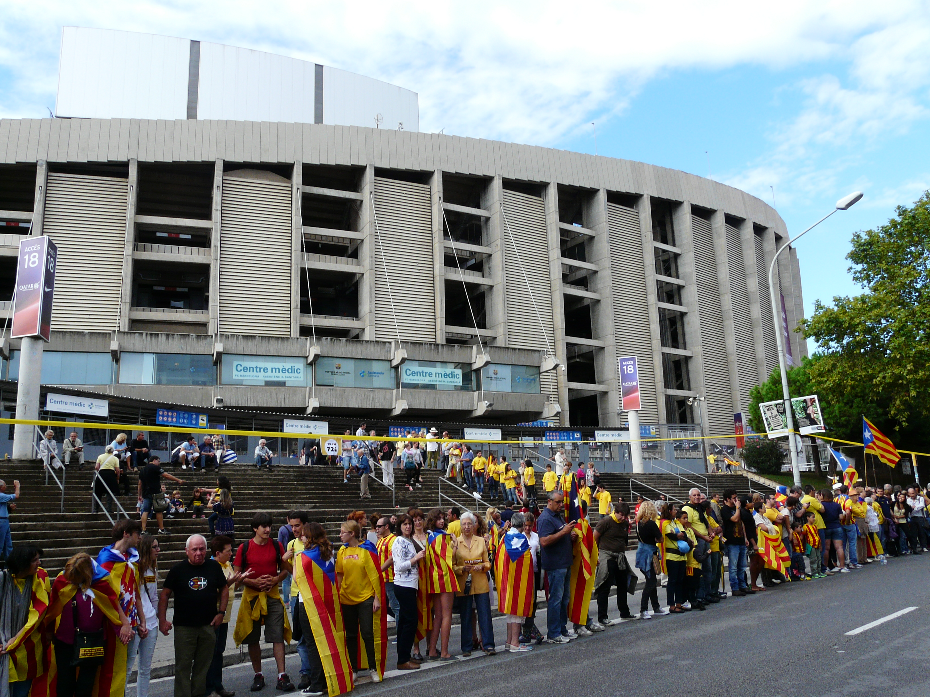 Gente con senyeras espera la cola en el Camp Nou.