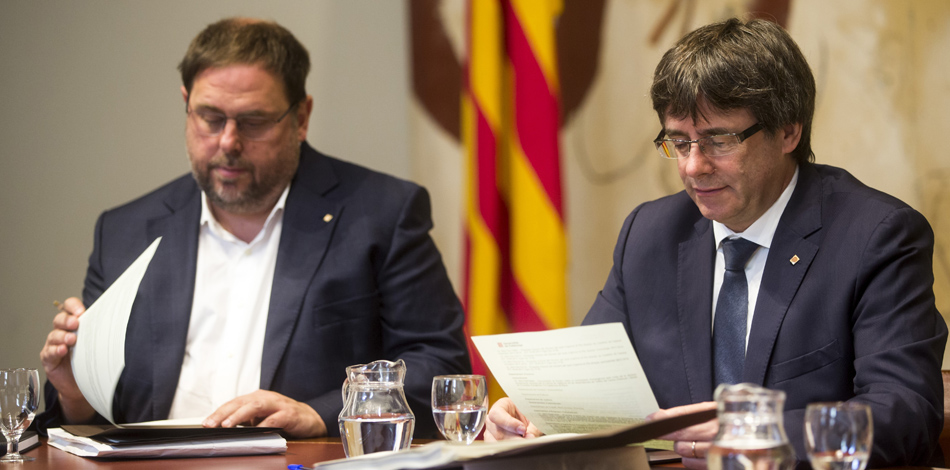 El presidente de la Generalitat , Carles Puigdemont, y su vicepresidente, Oriol Junqueras. EFE/archivo