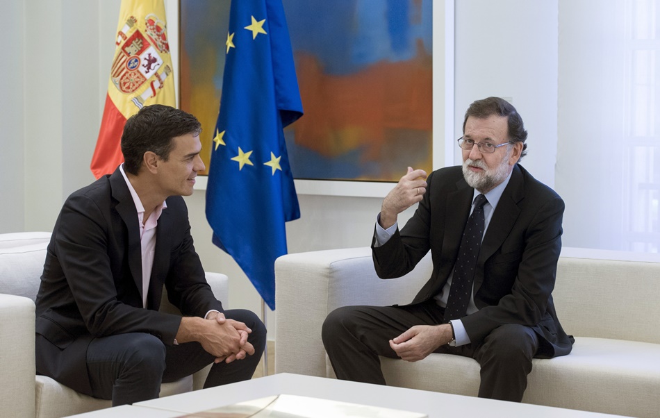 El presidente del Gobierno, Mariano Rajoy, y el líder de los socialistas, Pedro Sánchez, en el Palacio de la Moncloa. 