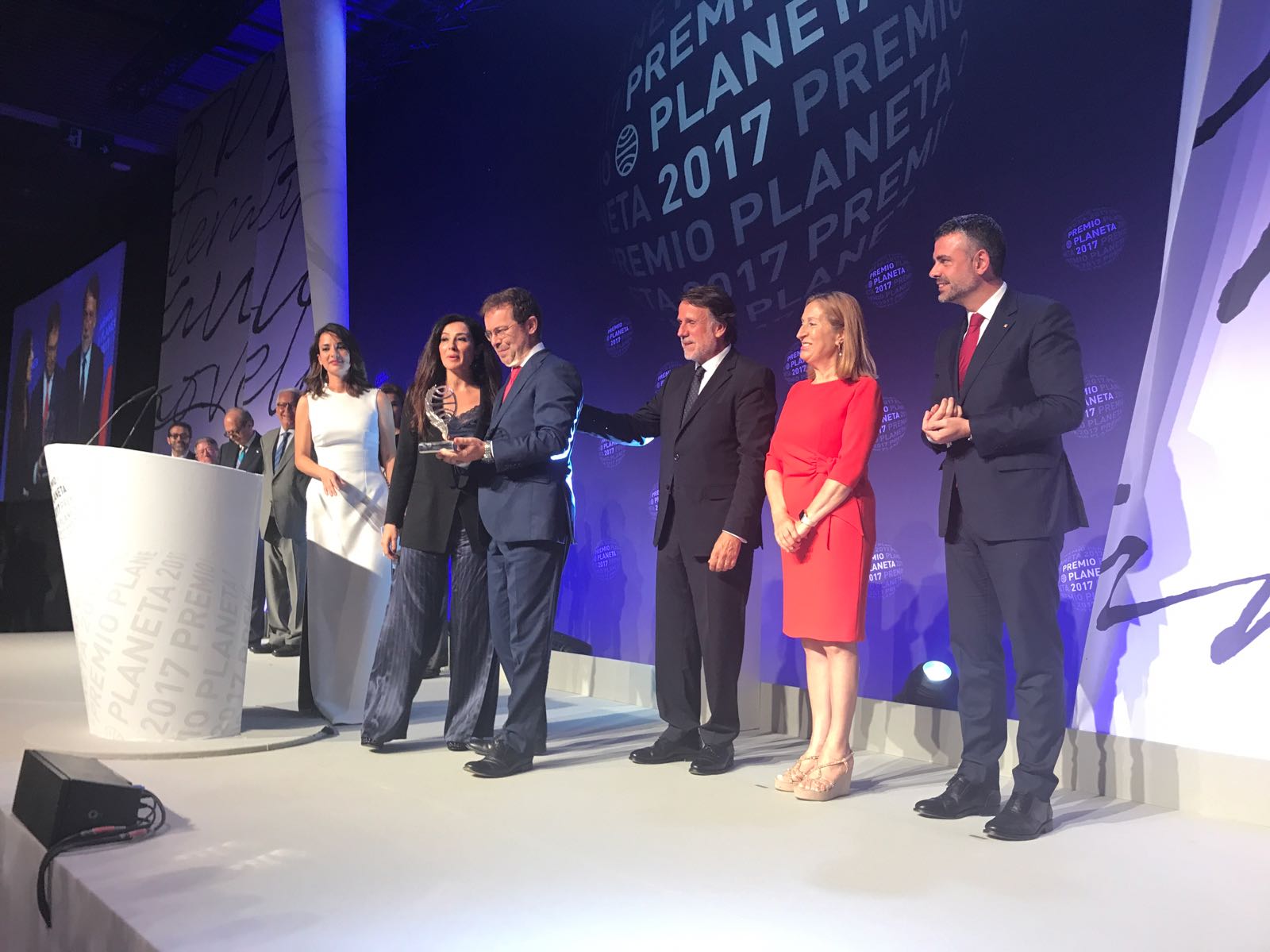 Javier Sierra recoge el Premio Planeta 2017, junto a la finalista, Cristina López Barrio