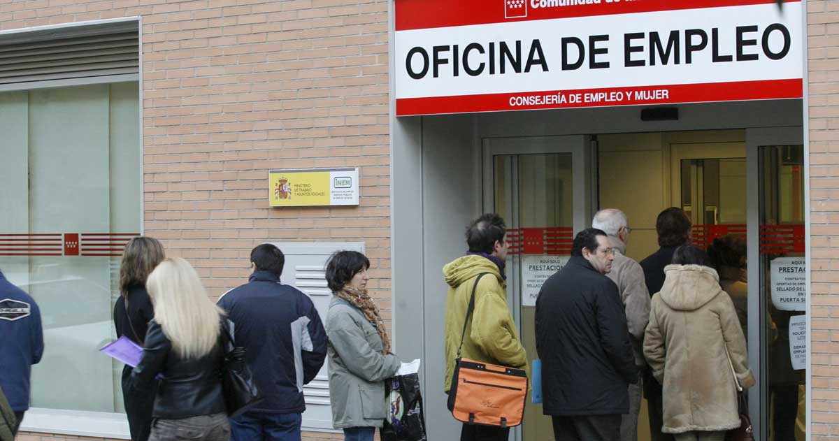 Un grupo de personas hacen cola en la entrada de una oficina de empleo de la Comunidad de Madrid. 