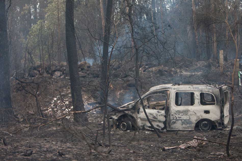 Imagen del coche calcinado donde fallecieron dos mujeres en Nigrán el pasado domingo.