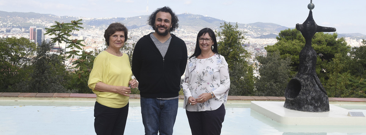 De izquierda a derecha Rosa Maria Malet, directora de la Fundació Joan Miró; el artista galardonado con el Premio Joan Miró 2017, Kader Attia y Elisa Durán