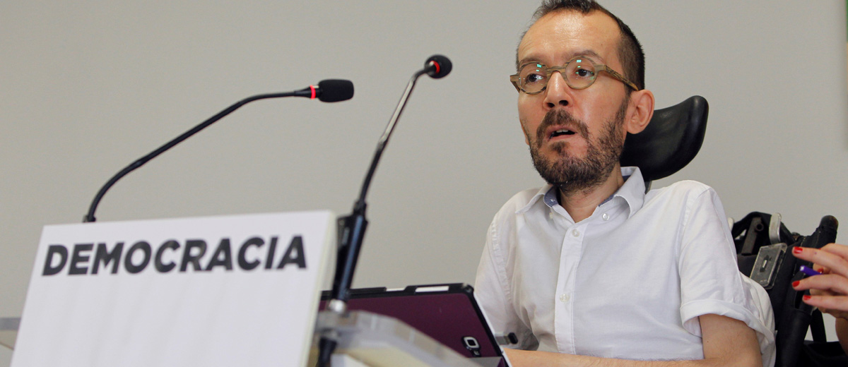 El portavoz del Consejo de Coordinación de Podemos, Pablo Echenique, durante su comparecencia ante los medios tras la reunión del Consejo de Coordinación en la sede del partido