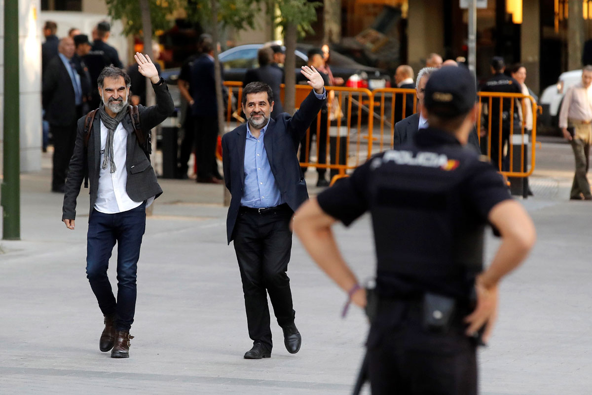 Los presidentes de la Asamblea Nacional Catalana, Jordi Sànchez, d., y de Òmnium Cultural, Jordi Cuixart,iz., su llegada hoy a la Audiencia Nacional para declarar ante la juez Carmen Lamela como imputados por un delito de sedición.