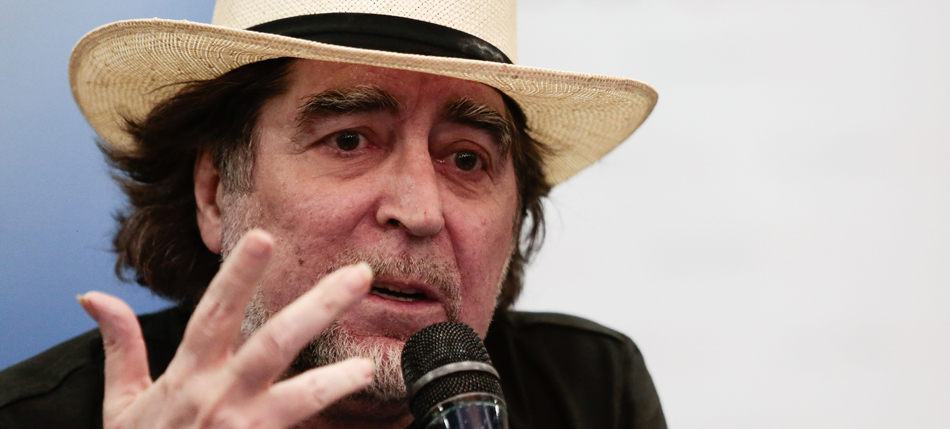 El cantante español Joaquín Sabina ofrece una rueda de prensa, este lunes, en Quito