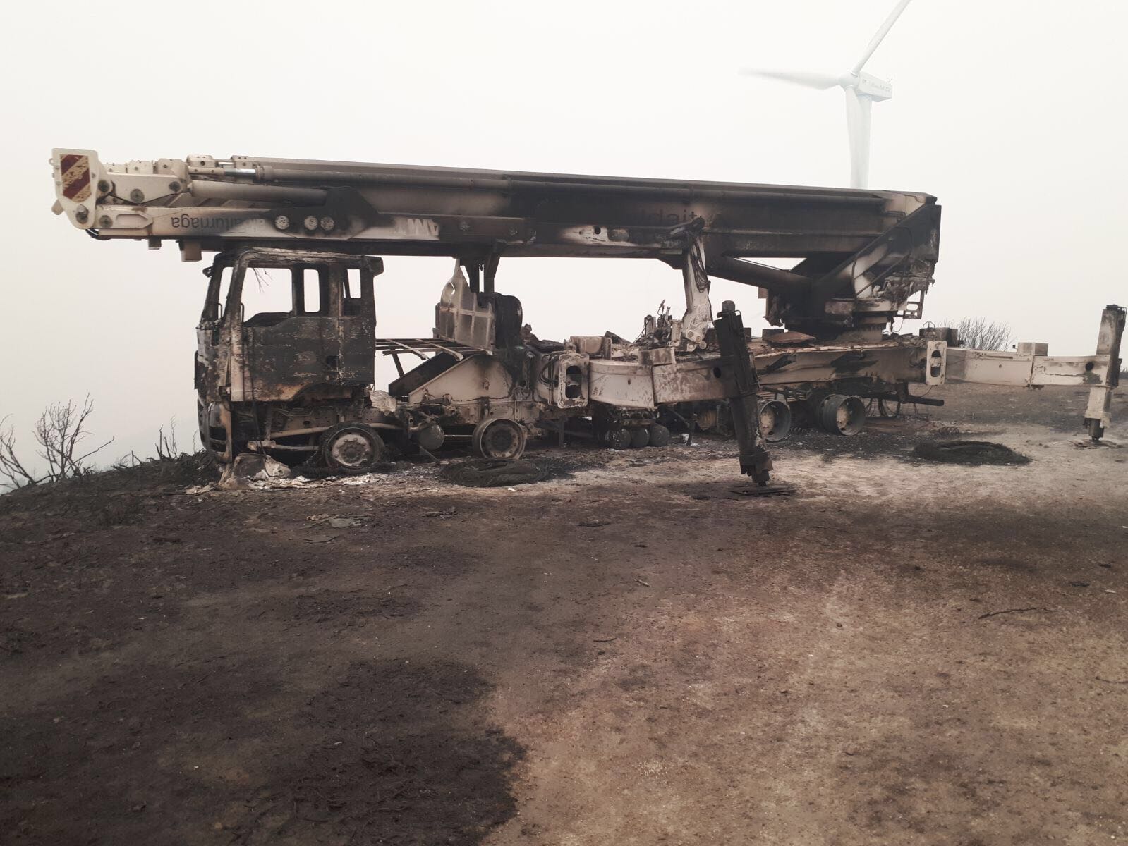 Un tráiler quemado en Galicia.