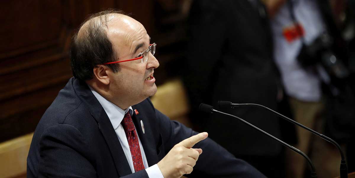 El primer secretario de los socialistas catalanes Miquel Iceta, durante su comparecencia ayer en el Parlament. EFE
