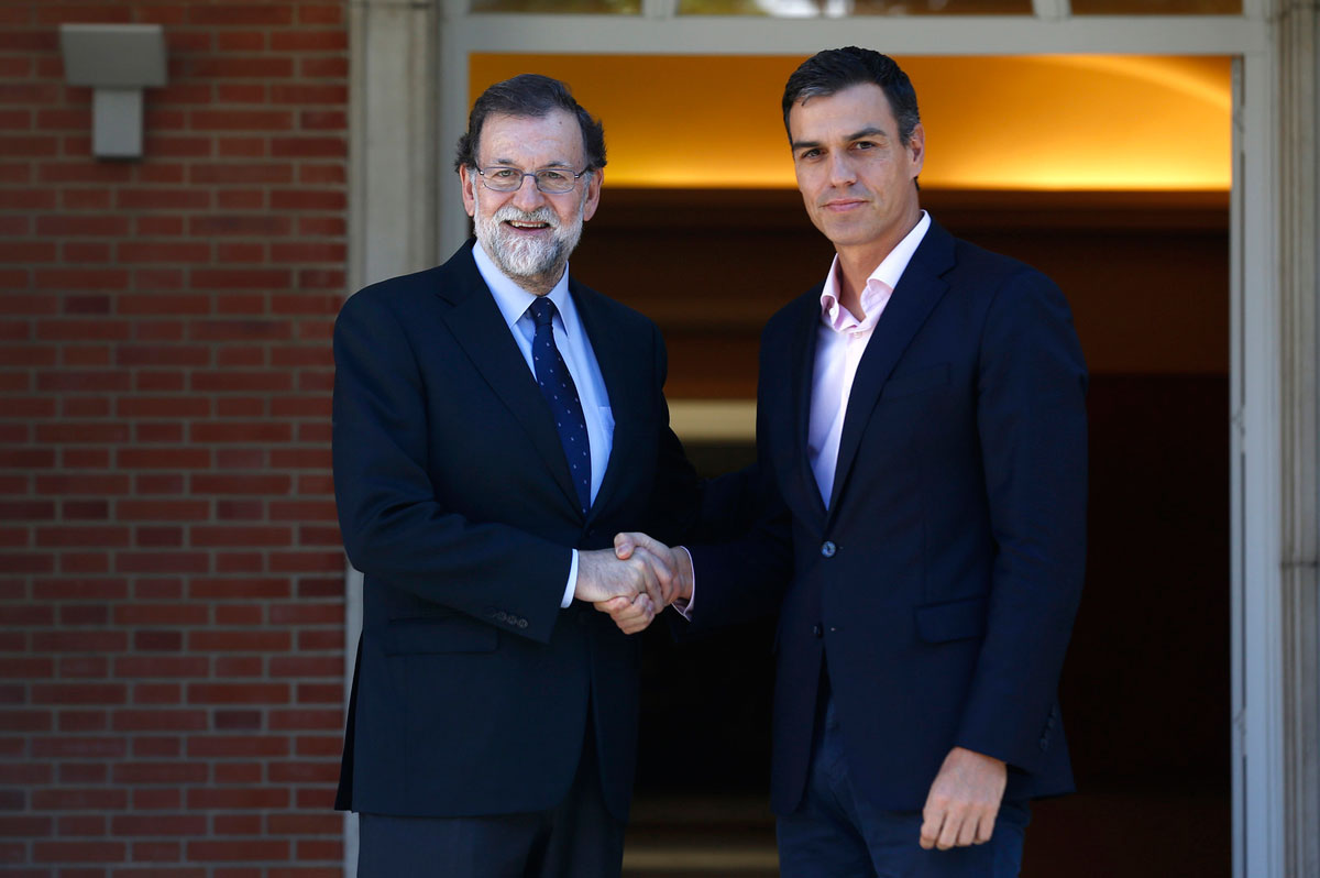 Pedro Sánchez y Mariano Rajoy en La Moncloa