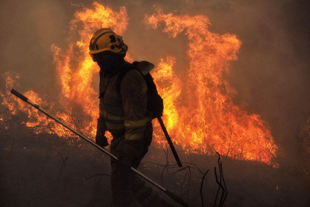 Un bombero en las labores de extinción en la localidad de Constante, Lugo