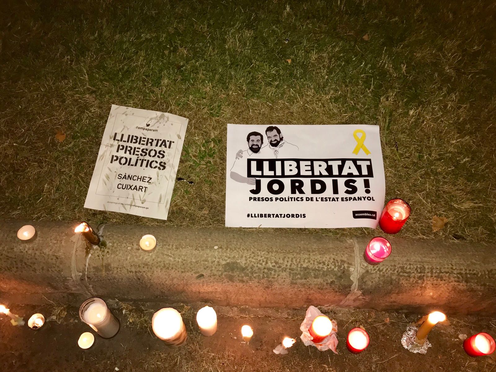 Velas y carteles pidiendo la liberación de los 'Jordis'