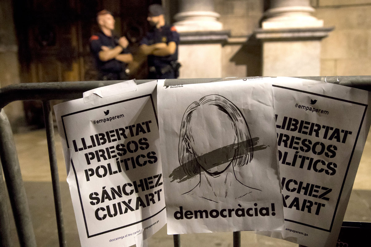 Concentración ante la Generalitat, por la decisión judicial de mandar a prisión a los dirigentes de la ANC y de Òmnium Cultural