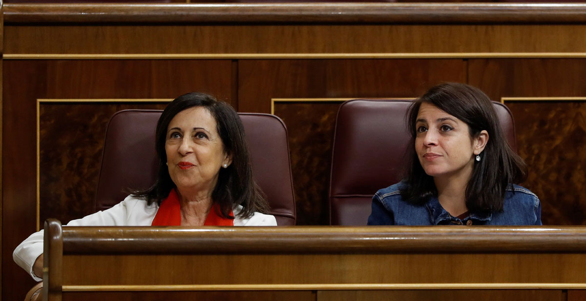 La portavoz del PSOE, Margarita Robles (i), y la secretaria de Política Municipal de la Ejecutiva Federal del partido, Adriana Lastra. EFE
