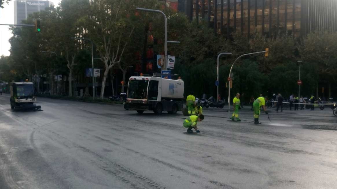 Operarios del servicio de limpieza retirando cera de la Avenida Diagonal