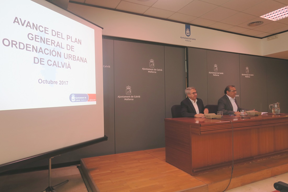 El alcalde Alfonso Rodríguez Badal y el director general de Urbanismo, Vivienda y Medio Ambiente, Jaume Carbonero en la presentación de la propuesta