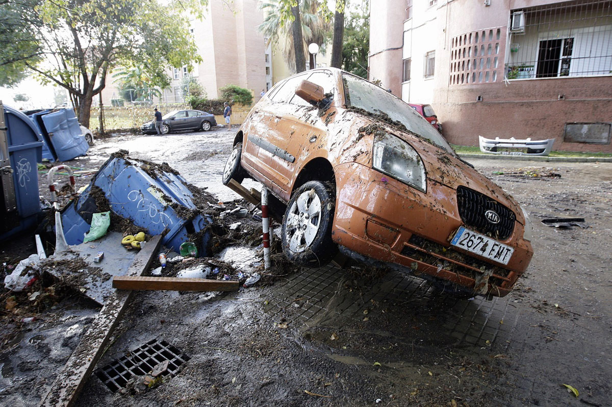 Destrozos por las intensas lluvias caídas en las últimas horas en la barriada de La Asunción de Jerez de la Frontera (Cádiz)