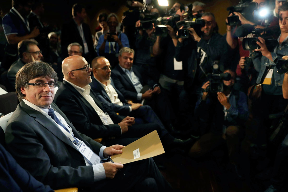 El presidente de la Generalitat, Carles Puigdemont (i) al inicio de la reunión extraordinaria del consell nacional del PDeCAT. 