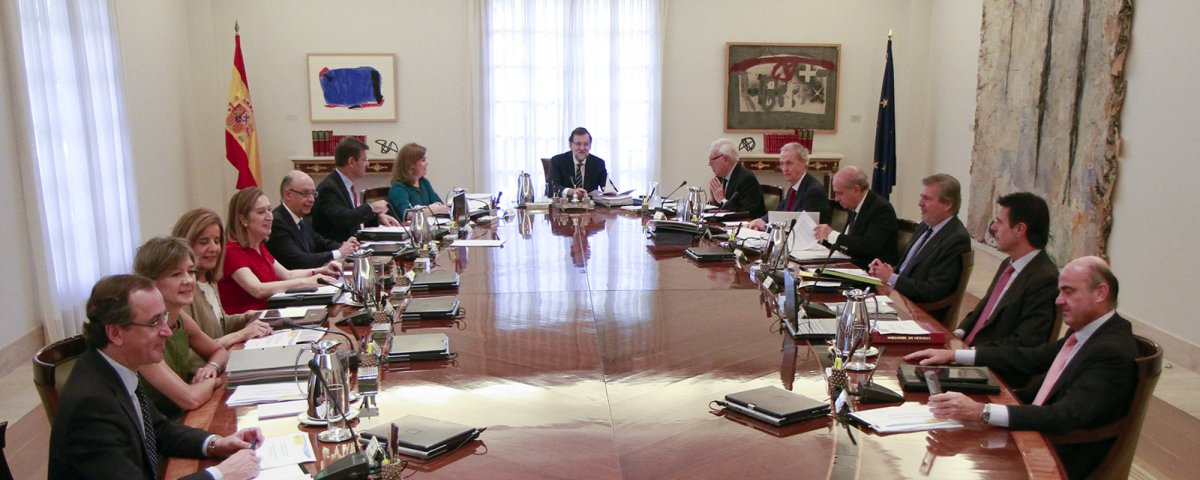 Foto de familia en torno a la mesa del Consejo de Ministros. 