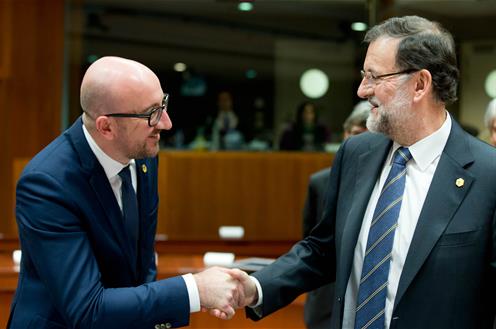 Charles Michel, primer ministro belga, saluda a Mariano Rajoy.