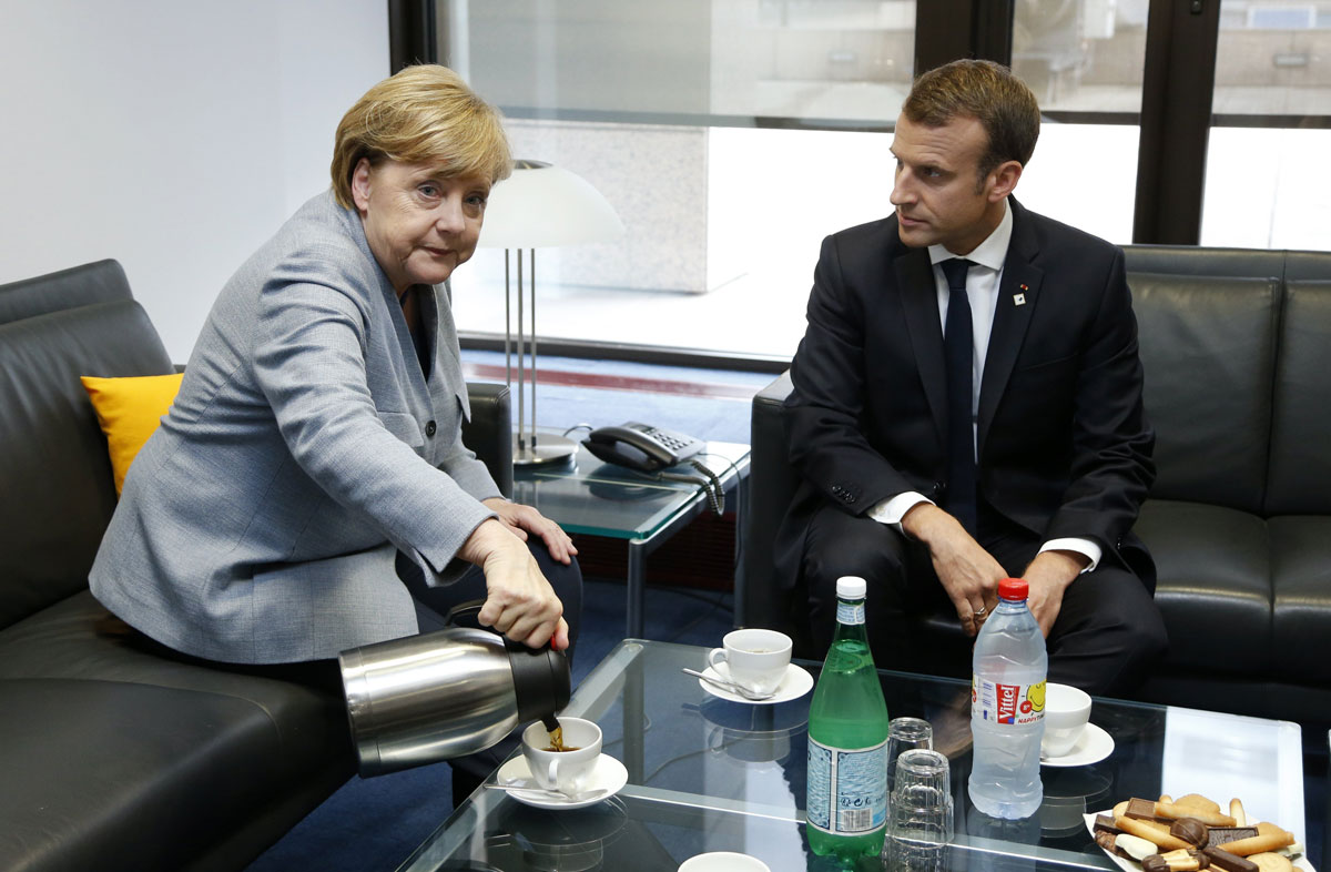 La canciller alemana, Angela Merkel (i), y el presidente francés, Emmanuel Macron (d), asisten a un encuentro bilateral antes de la cumbre del Consejo Europeo en Bruselas (Bélgica) hoy, 19 de octubre de 2017.