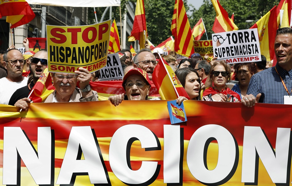 Los manifestantes han coreado consignas como "Puigdemont, a prisión" y "Torra, racista, el primero de la lista".  