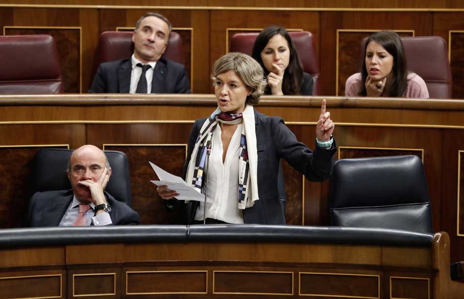 La ministra de Agricultura, Pesca y Medio Ambiente, Isabel García Tejerina (d), durante su intervención en la sesión de control al Ejecutivo 