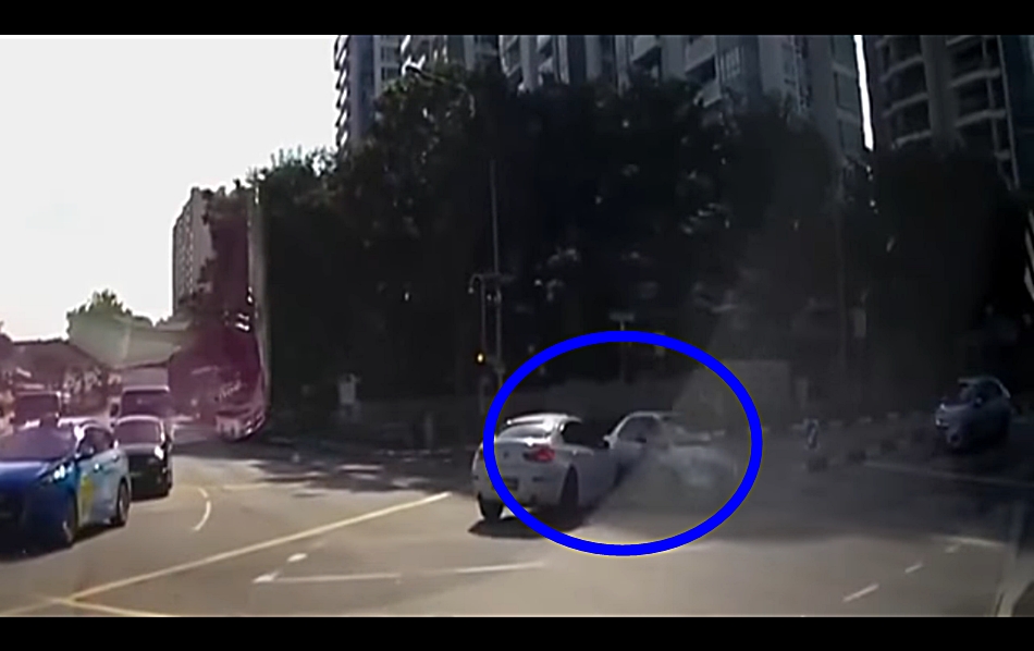 Momento del vídeo que se ha vuelto viral en que ambos vehículos colisionan. 