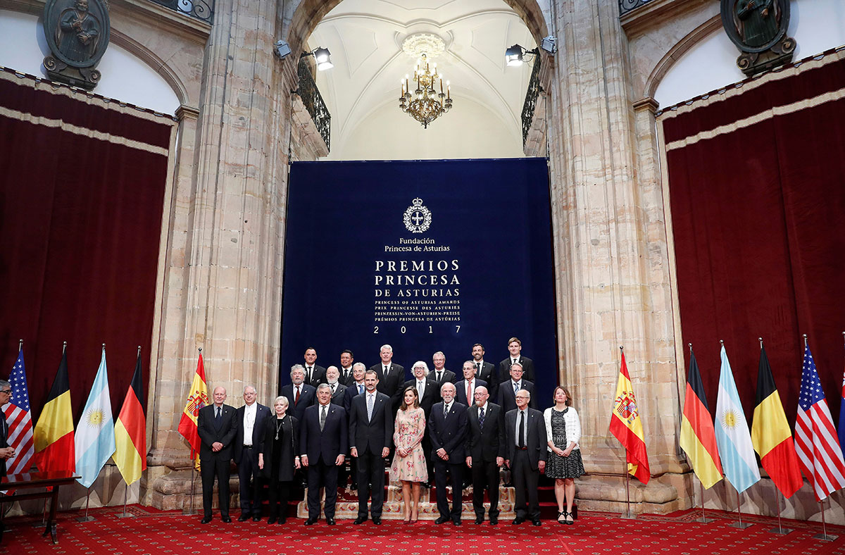 Los Reyes posan para la foto de familia con la Fundación premios Princesa de Asturias