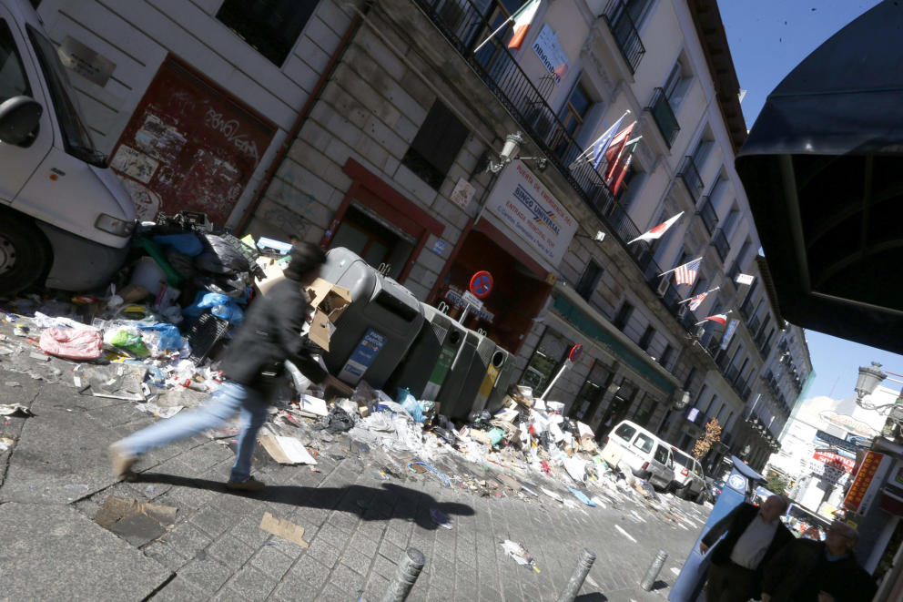 Basura acumulada en la calle Espoz y Mina, cuando se cumplió el décimo día de huelga de limpieza en la capital en noviembre de 2013 