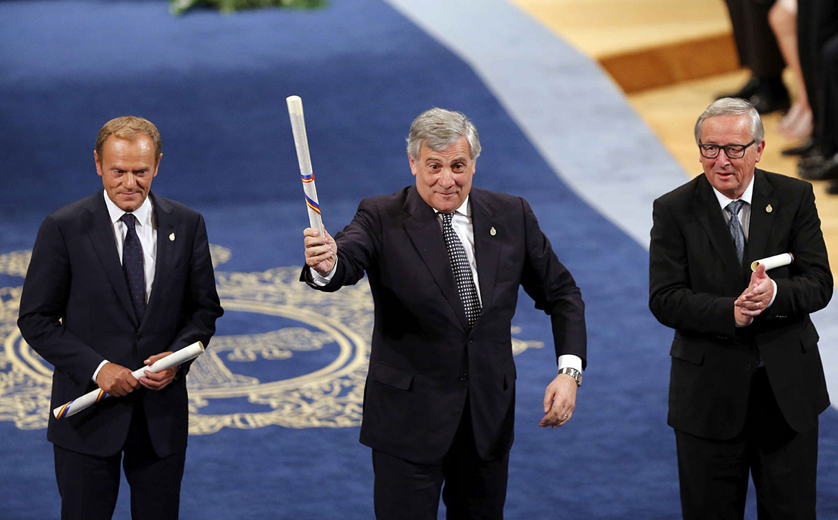 El presidente del Parlamento Europeo, Antonio Tajani (c), el presidente de la Comisión Europea (CE), Jean-Claude Juncker (d), y el presidente del Consejo Europeo, Donald Tusk (i), tras recoger el Premio Princesa de Asturias 2017 de la Concordia