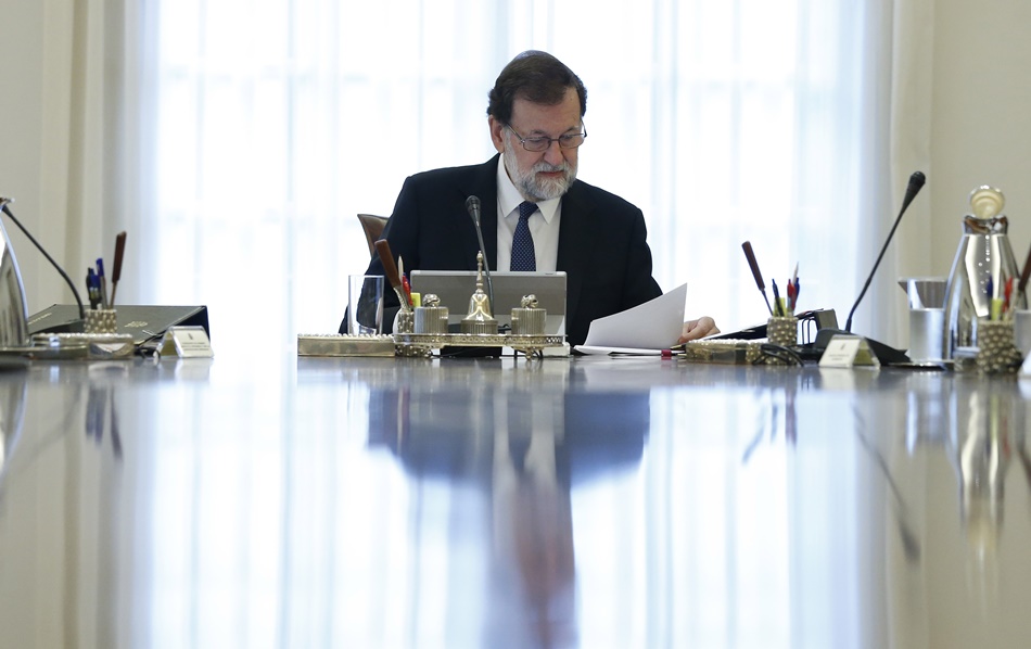 El presidente del Gobierno, Mariano Rajoy, en la sala del Consejo de Ministros en el Palacio de la Moncloa