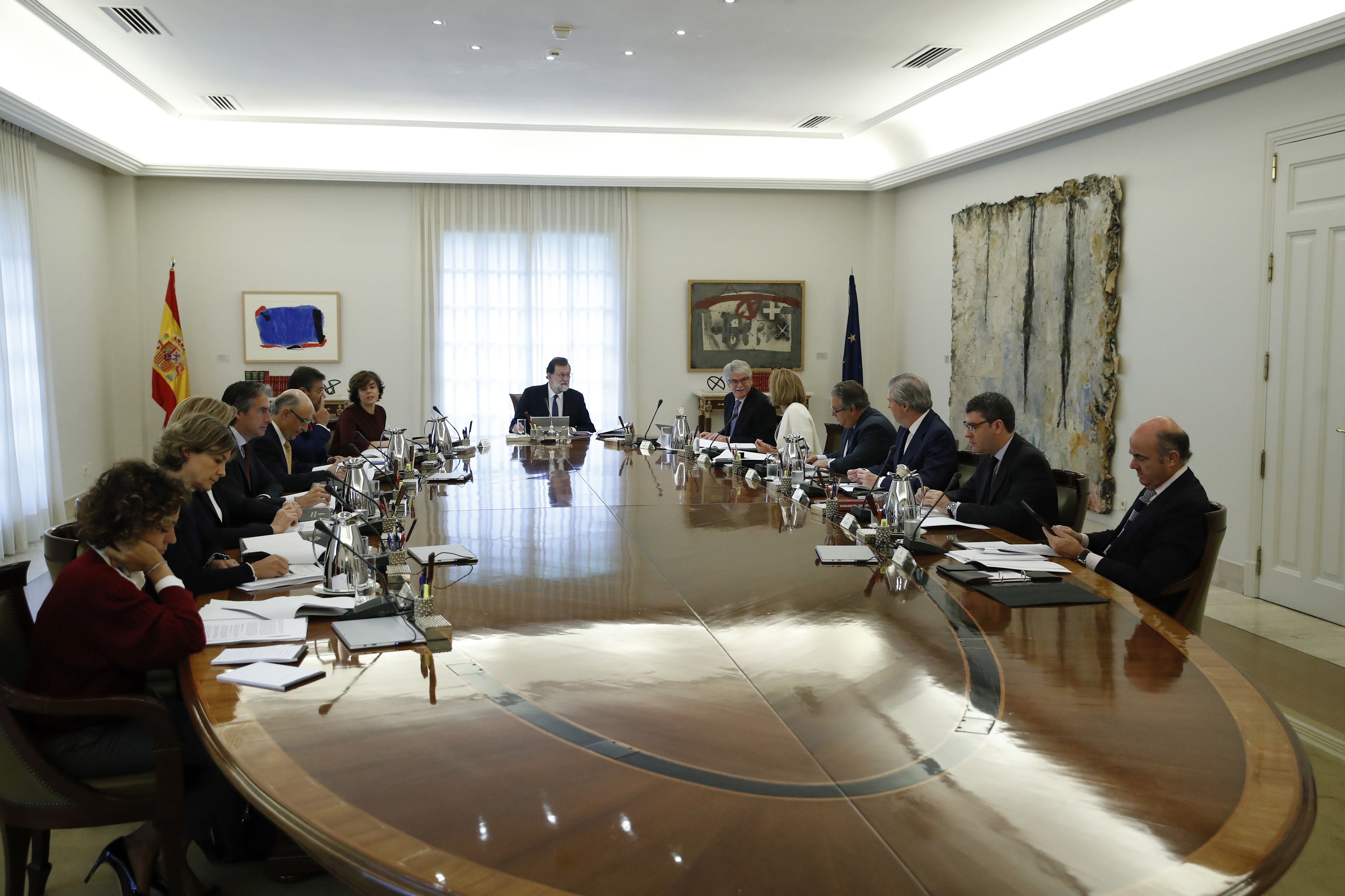Mariano Rajoy (c), preside la reunión extraordinaria del Consejo de Ministros