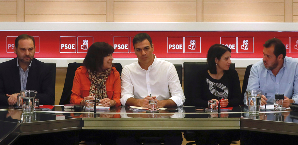 Pedro Sánchez (c), hoy en la sede de Ferraz, acompañado por (de izda. a dcha.) José Luis Ábalos, secretario de Área de Organización; Cristina Narbona, presidenta del partido; Adriana Lastra, vicesecretaria general; y Óscar Puente, portavoz