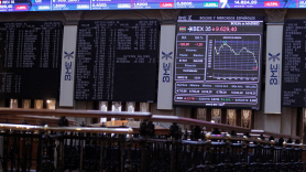 Paneles de cotización de las empresas del IBEX en la Bolsa de Madrid