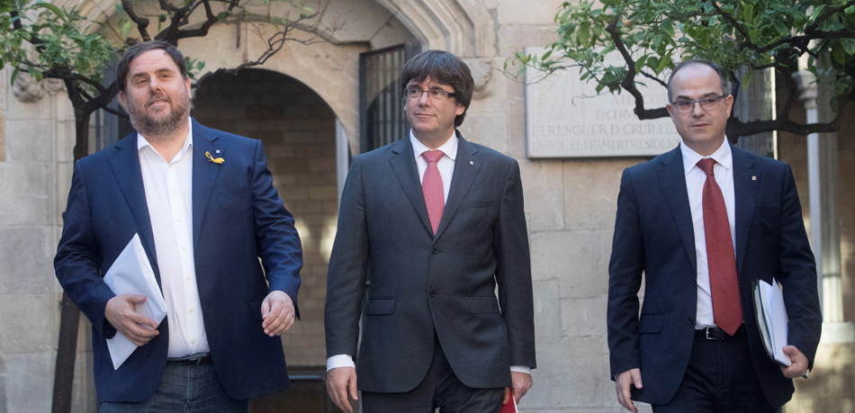 Image El presidente de la Generalitat, Carles Puigdemont, el vicepresidente, Oriol Junqueras (i), y el conseller de Presidencia, Jordi Turull (d), a su llegada ayer a la reunión semanal del gobierno catalán. EFEEl presidente de la Generalitat, Carles Puig