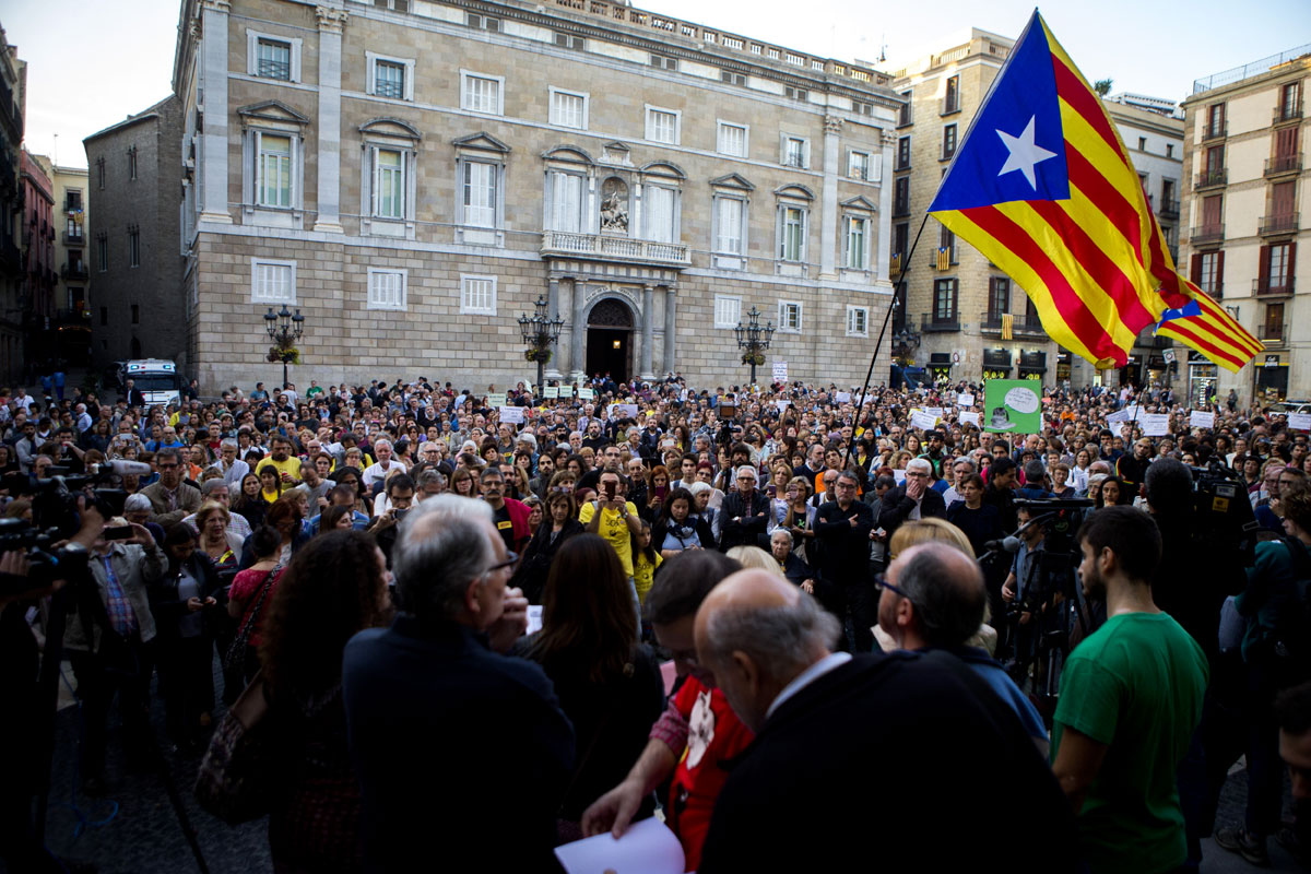 Centenares de docentes se manifiestan en la plaza de Sant Jaume de Barcelona