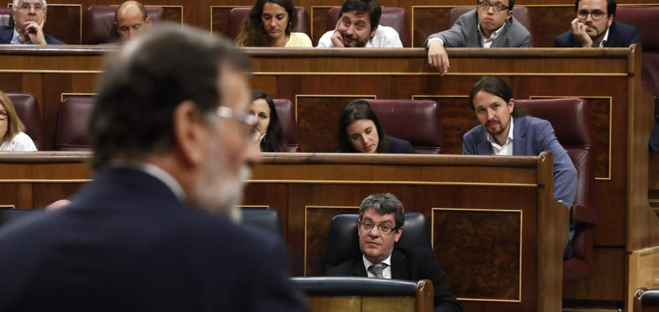 El presidente del Gobierno, Mariano Rajoy, habla desde la tribuna del Congreso ante la mirada de Unidos Podemos