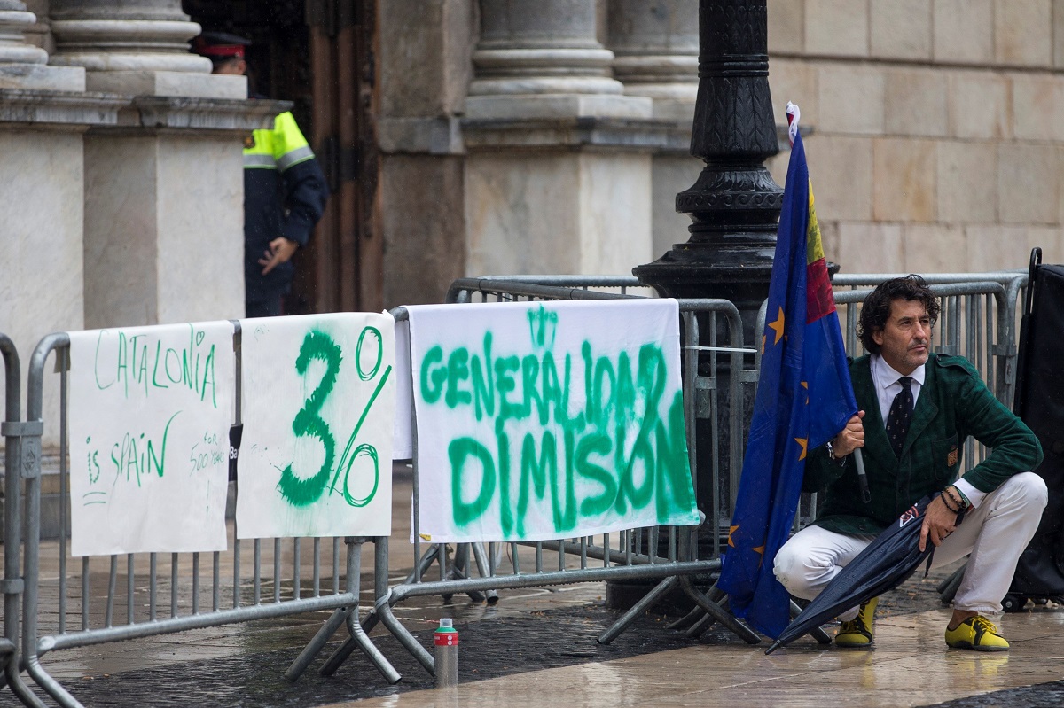 Álvaro de Marichalar protesta ante el Palau de la Generalitat por la situación de Cataluña