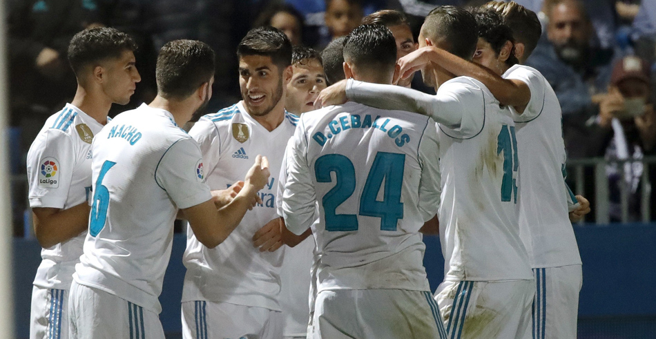 Los jugadores del Real Madrid celebran un gol del equipo blanco durante la Copa del Rey. 
