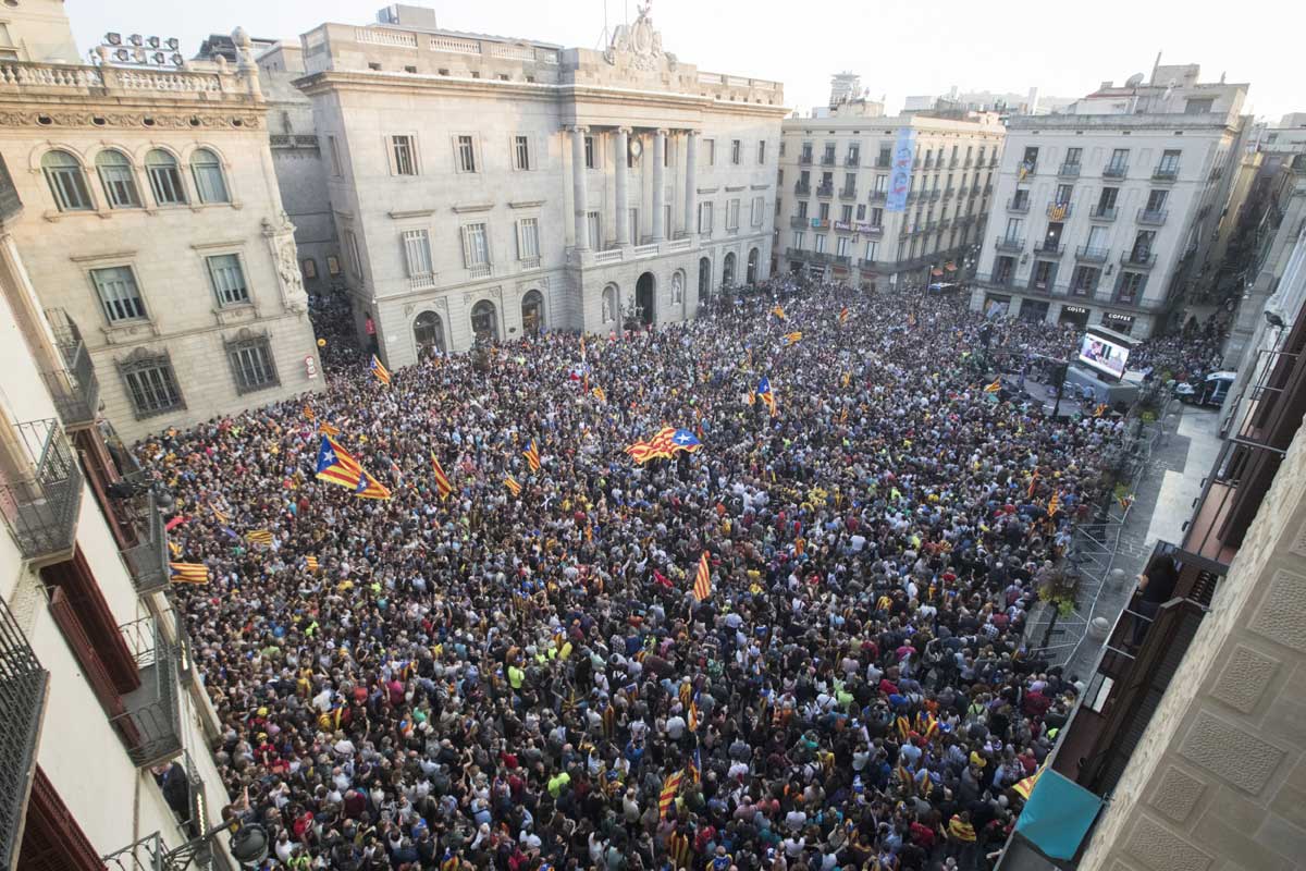 Unas 6.000 personas, según la Guardia Urbana, se han concentrado esta tarde espontáneamente en la plaza de Sant Jaume de Barcelona. EFE