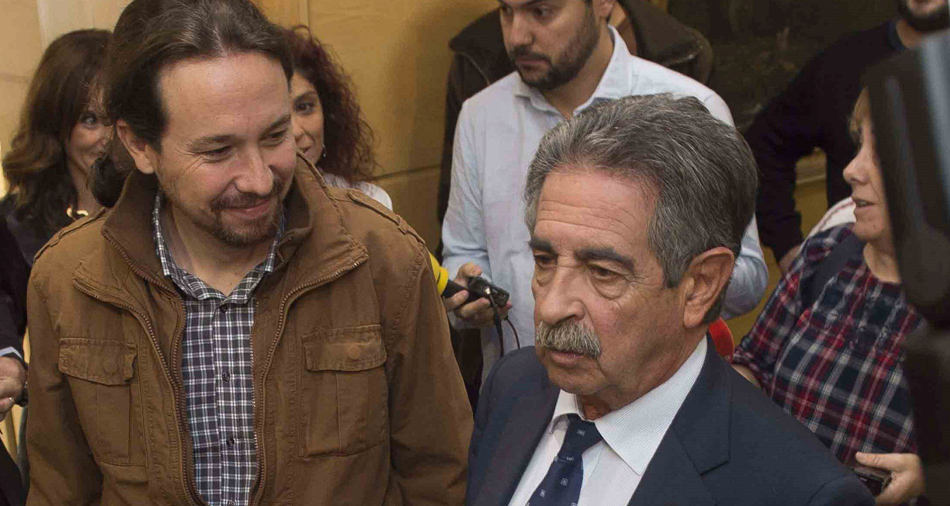 El secretario general de Podemos, Pablo Iglesias (i), antes de la reunión que ha mantenido hoy con el presidente de Cantabria, Miguel Ángel Revilla (d), en Santander