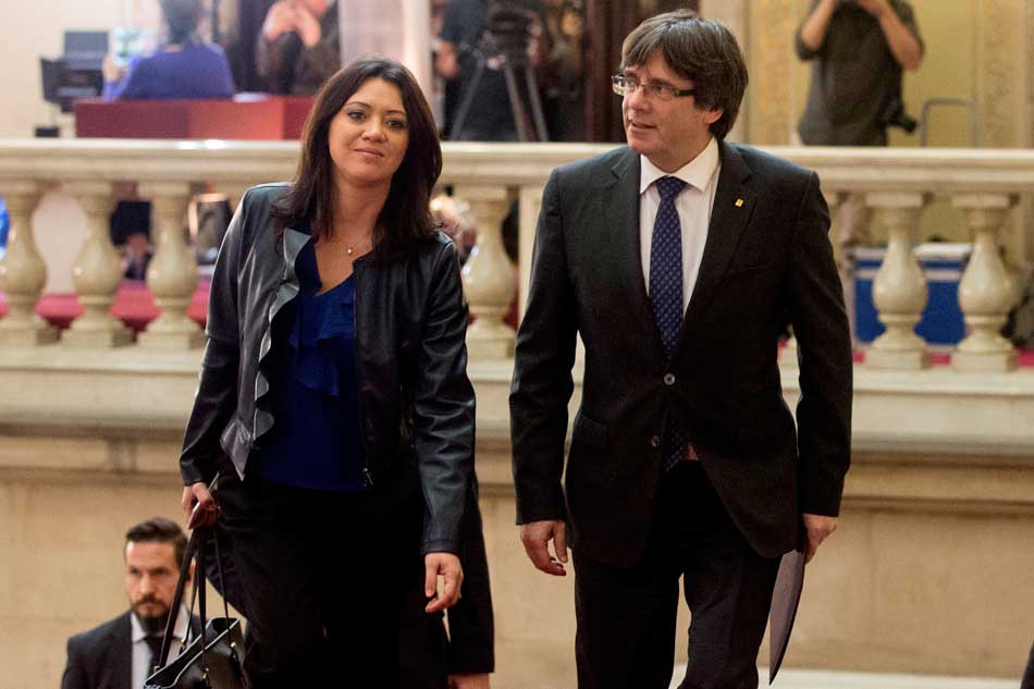 Carles Puigdemont junto a su esposa, Marcela Topor, a su llegada al Parlament.