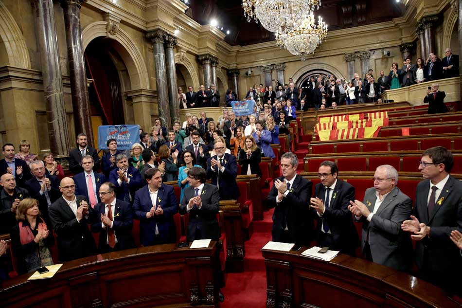 El Govern y los diputados de JxSí y la CUP, sin los diputados del PSC, PPC y Ciudadanos, aplauden tras aprobarse en el pleno del Parlament, la declaración de independencia, con los votos de Junts pel Sí (JxSí) y la CUP. EFE